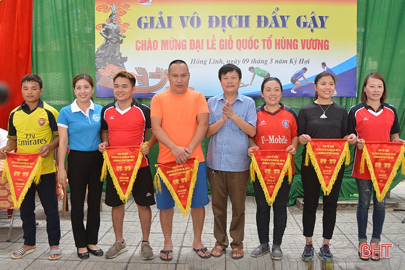 Tranh tài đẩy gậy mừng lễ Giỗ Tổ Hùng Vương ở Hà Tĩnh