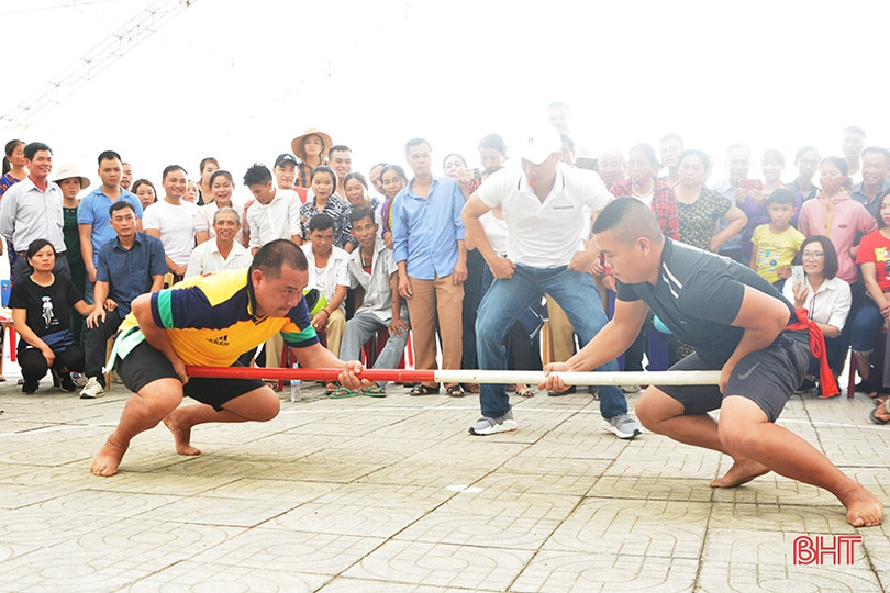 Tranh tài đẩy gậy mừng lễ Giỗ Tổ Hùng Vương ở Hà Tĩnh