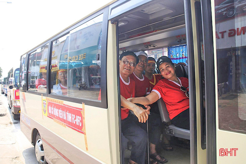 Cổ động viên Hà Tĩnh lên đường “nhuộm đỏ” thành Vinh