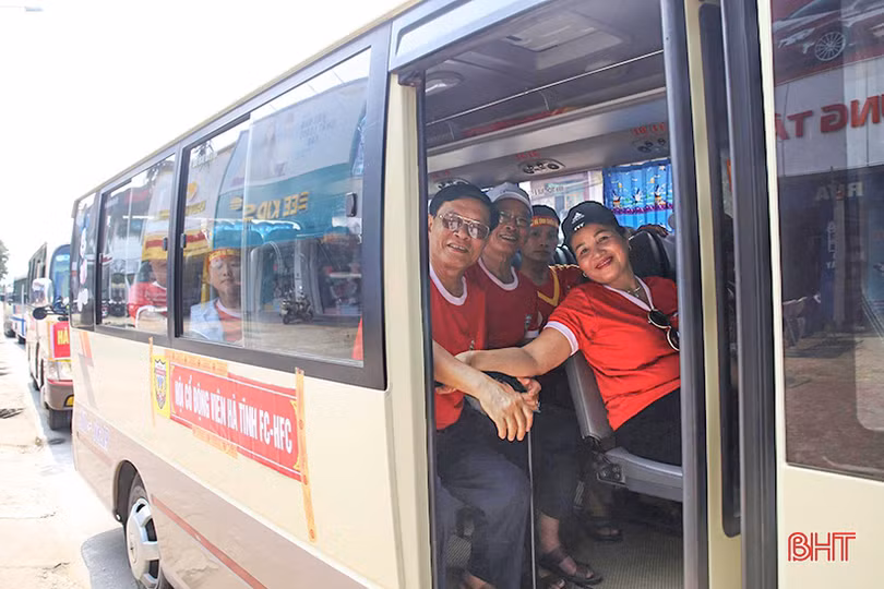 Cổ động viên Hà Tĩnh lên đường “nhuộm đỏ” thành Vinh