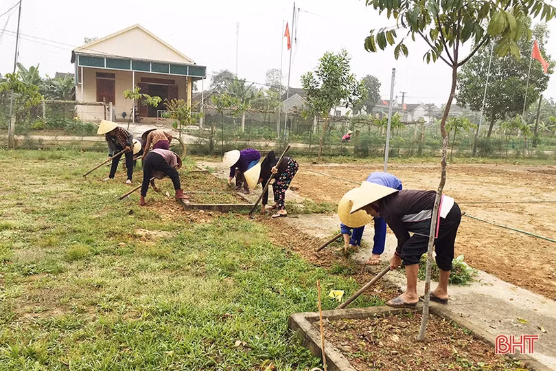 Phụ nữ Cẩm Xuyên xóa bỏ hơn 4.000 vườn tạp, vườn hoang vắng chủ