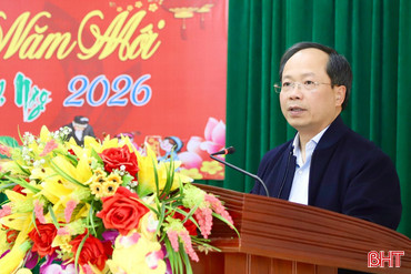 Bí thư Tỉnh ủy kiểm tra sẵn sàng chiến đấu, tặng quà Tết các hoàn cảnh khó khăn 