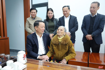 Lãnh đạo tỉnh tri ân gia đình chính sách, tặng quà người cao tuổi