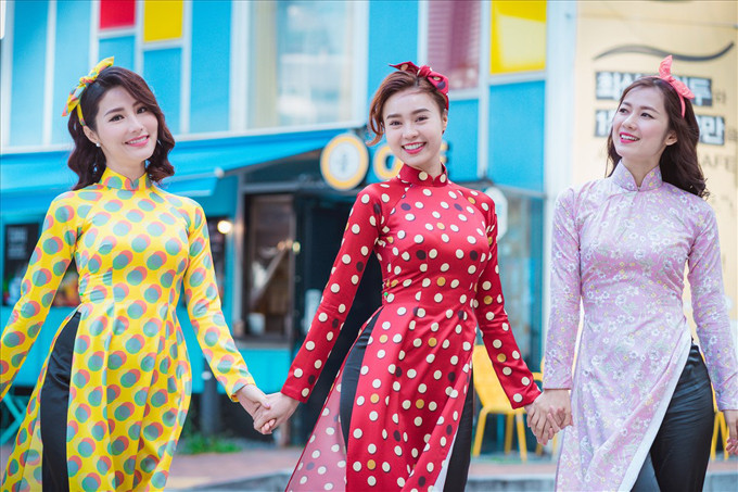 ao dai theo style co ba sai gon an khach tro lai