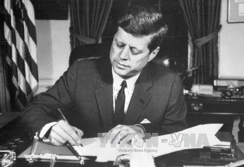 my tiep tuc cong bo ho so ve vu am sat co tong thong john f kennedy