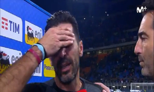 Buffon khóc khi thông báo chia tay tuyển Italy ảnh 1 buffon khoc khi thong bao chia tay tuyen italy
