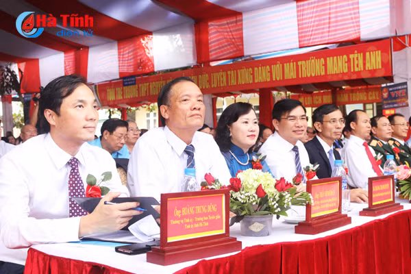 truong thpt nguyen van troi nhan bang khen thu tuong chinh phu