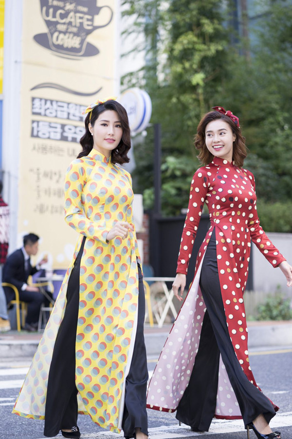 ao dai theo style co ba sai gon an khach tro lai