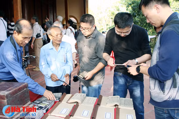 chuyen gia moc ban quoc te tham quan moc ban truong luu