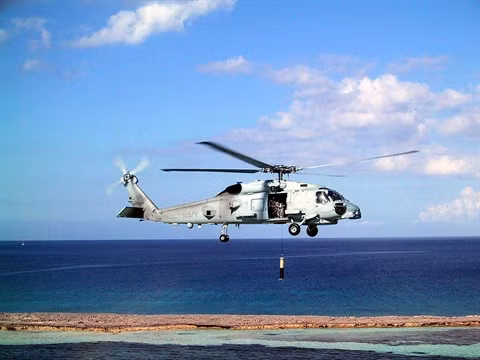 Trực thăng MH-60R Seahawk đang thực hiện thao tác thả thiết bị định vị thủy âm săn tìm tàu ngầm truc thang mh 60r seahawk la ung vien moi cho viet nam