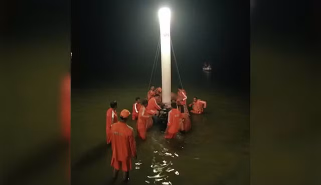 lat tau du lich o an do 16 nguoi chet