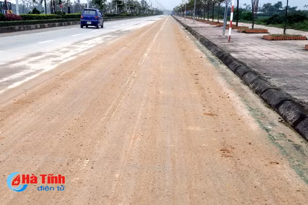 Không chịu được ô nhiễm, dân ra đường chặn xe chở vật liệu