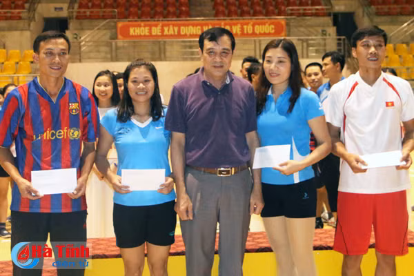 giai bong chuyen can bo nganh giao duc ha tinh thanh cong tot dep