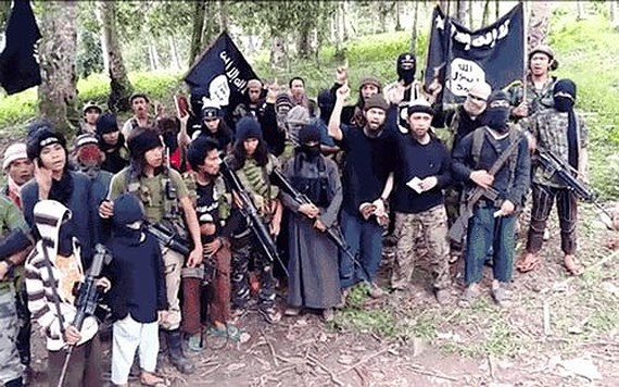 the gioi ngay qua hon 7 000 nguoi thuong vong trong tran dong dat o khu vuc bien gioi iran iraq