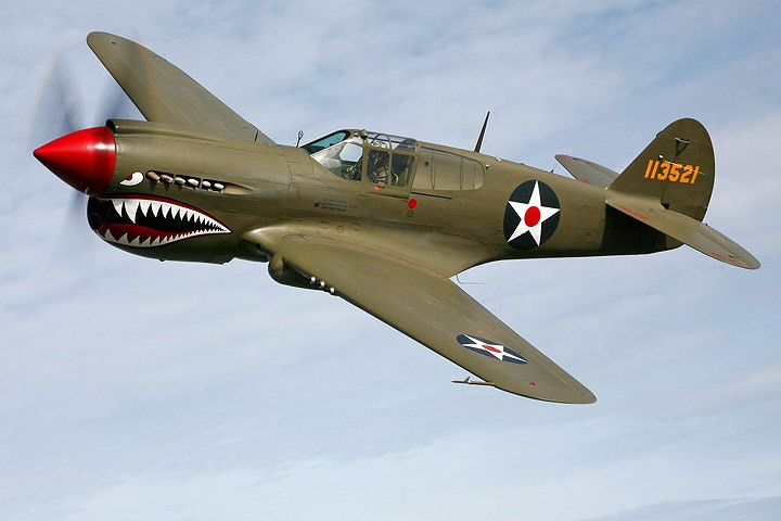 may bay tiem kich curtiss p 40e dung manh chao luon tren bau troi