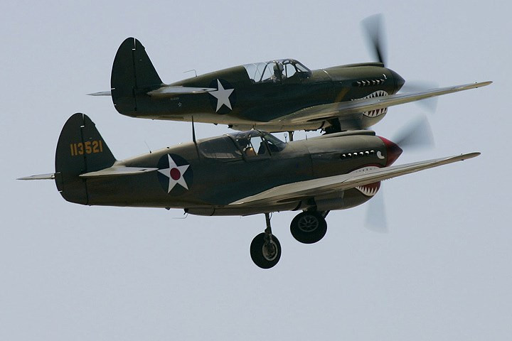 may bay tiem kich curtiss p 40e dung manh chao luon tren bau troi