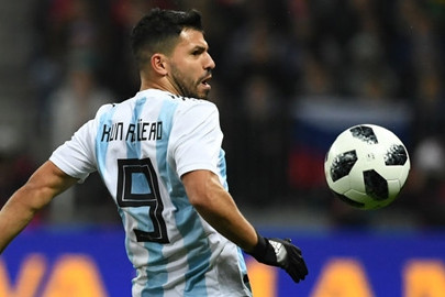aguero dot quy phai nhap vien giua tran dau argentina nigeria