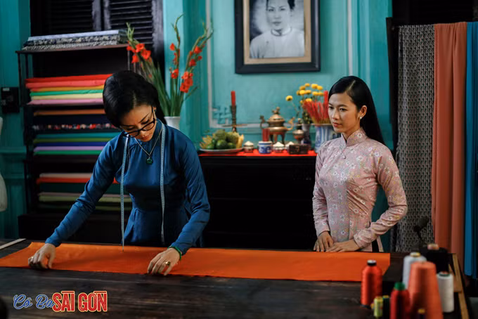 ao dai theo style co ba sai gon an khach tro lai