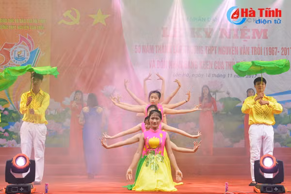 truong thpt nguyen van troi nhan bang khen thu tuong chinh phu