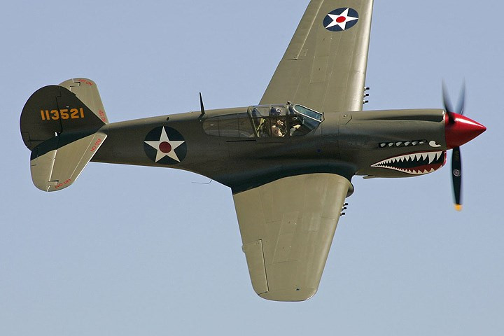 may bay tiem kich curtiss p 40e dung manh chao luon tren bau troi
