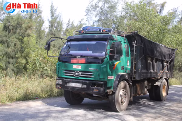 tai dien tinh trang xe cho vat lieu xay dung qua tai