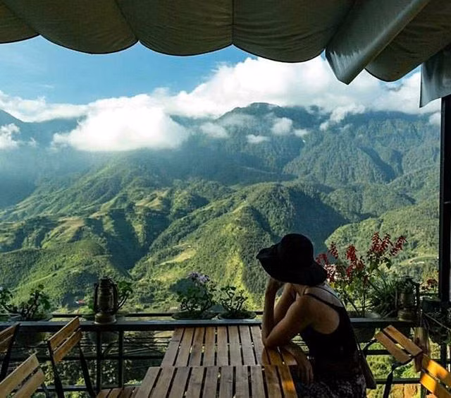 me man voi nhung quan ca phe dua tay cham vao may o viet nam