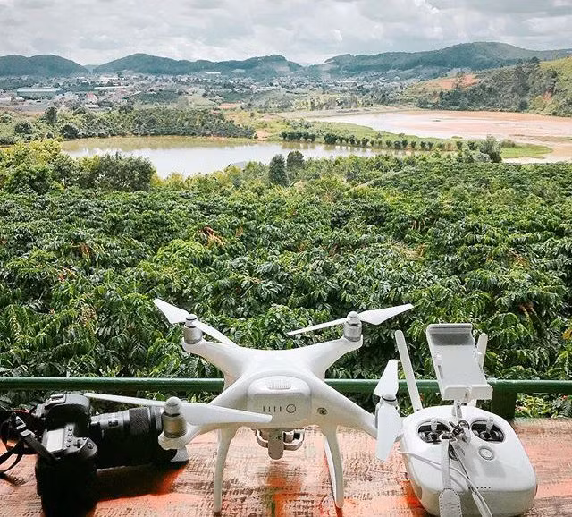 me man voi nhung quan ca phe dua tay cham vao may o viet nam