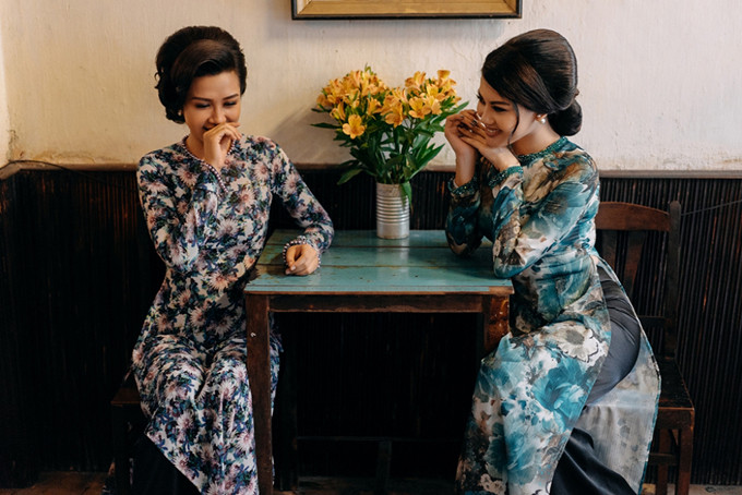 ao dai theo style co ba sai gon an khach tro lai