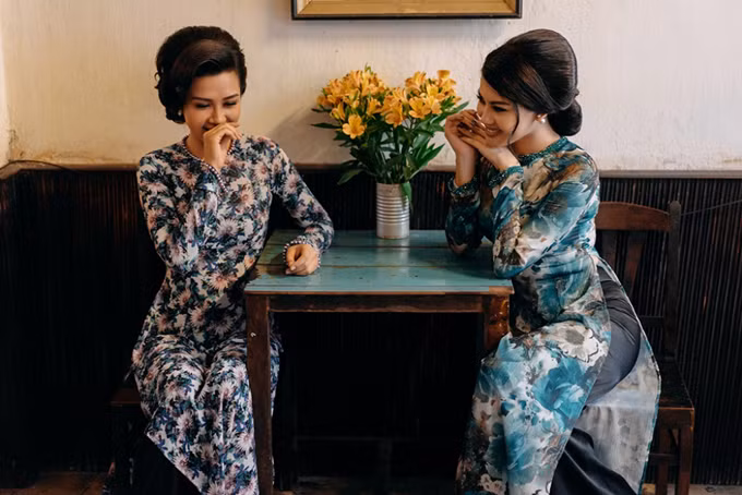 ao dai theo style co ba sai gon an khach tro lai