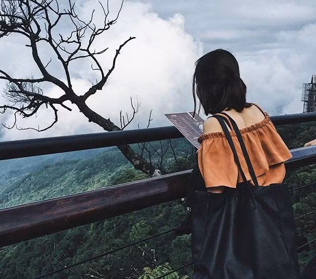 me man voi nhung quan ca phe dua tay cham vao may o viet nam