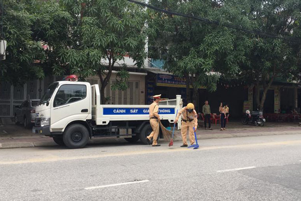 3 chien sy csgt don da dam roi vai tren duong giua trua