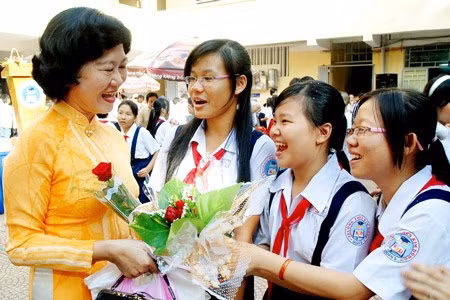 qua tang ngay nha giao viet nam