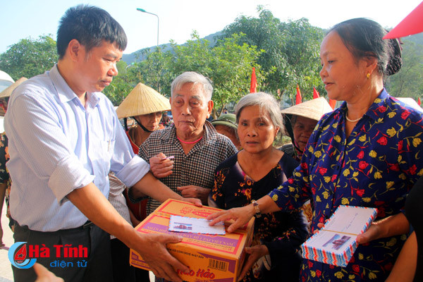 trao 200 suat qua ho tro nguoi dan anh huong mua bao