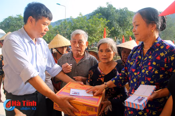 trao 200 suat qua ho tro nguoi dan anh huong mua bao