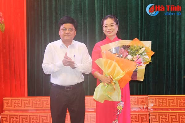 nhieu hoat dong chao mung ngay nha giao viet nam