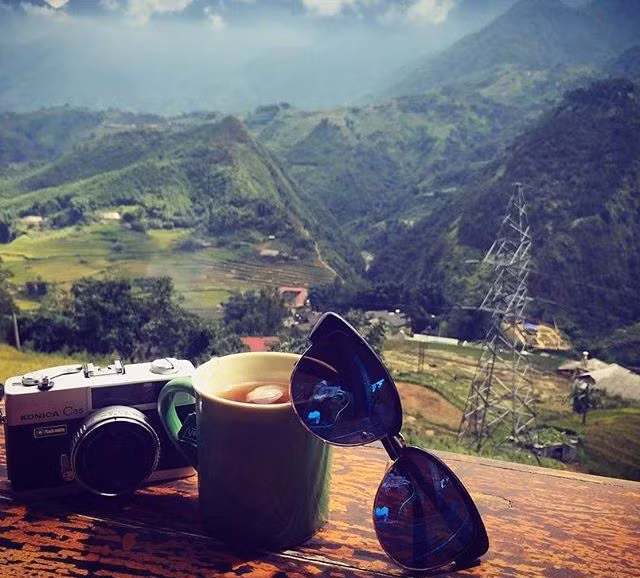 me man voi nhung quan ca phe dua tay cham vao may o viet nam