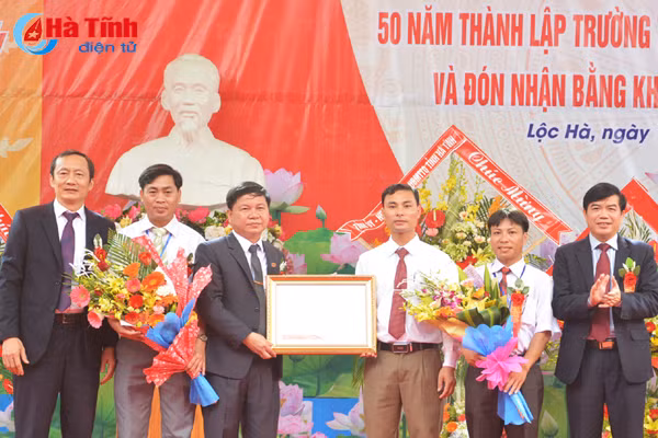 truong thpt nguyen van troi nhan bang khen thu tuong chinh phu
