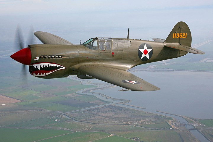 may bay tiem kich curtiss p 40e dung manh chao luon tren bau troi