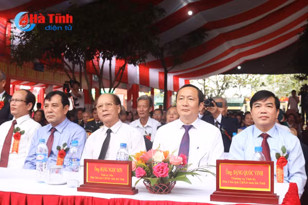 truong thpt nguyen van troi nhan bang khen thu tuong chinh phu