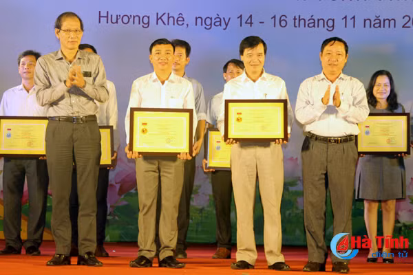 khep lai hoi dien nghe thuat san khau khong chuyen toan tinh