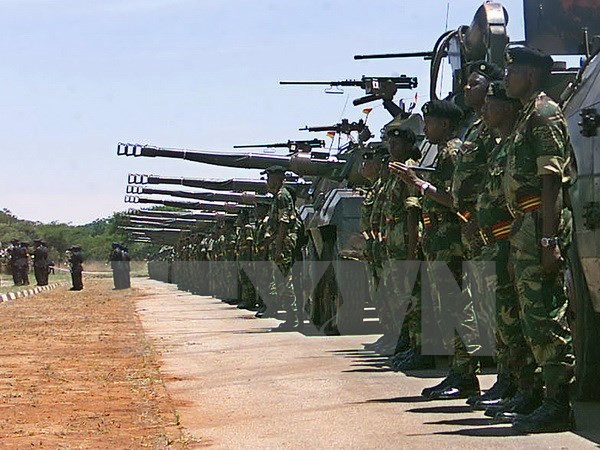 quan doi zimbabwe bat giam doc canh sat quoc gia bo truong tai chinh