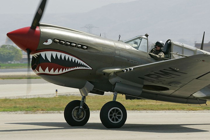 may bay tiem kich curtiss p 40e dung manh chao luon tren bau troi