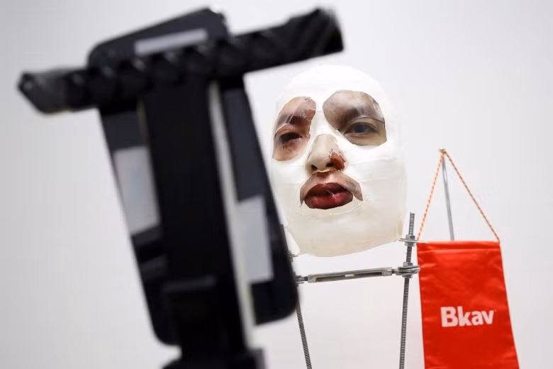 mat na danh lua iphone x cua bkav lot top anh tuan cua reuters