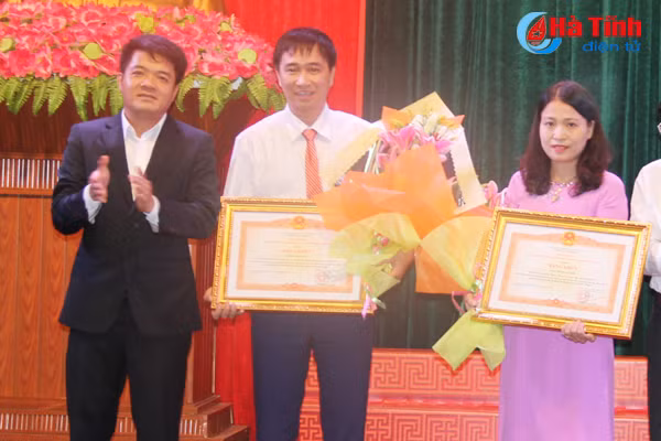 nhieu hoat dong chao mung ngay nha giao viet nam