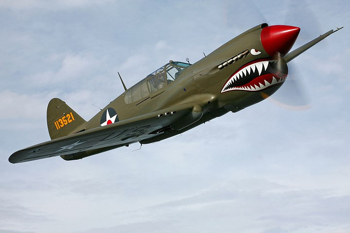 may bay tiem kich curtiss p 40e dung manh chao luon tren bau troi