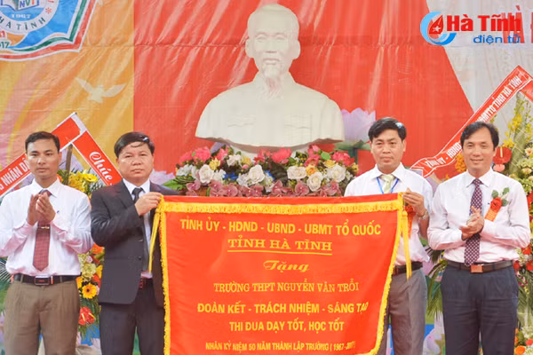 truong thpt nguyen van troi nhan bang khen thu tuong chinh phu