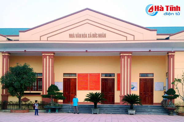 dan hien cay canh quy lam dep tru so xa hoi quan thon