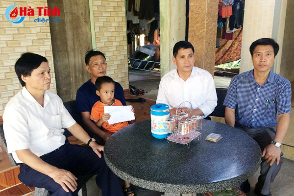 tang qua gia dinh nan nhan tngt hoan canh kho khan