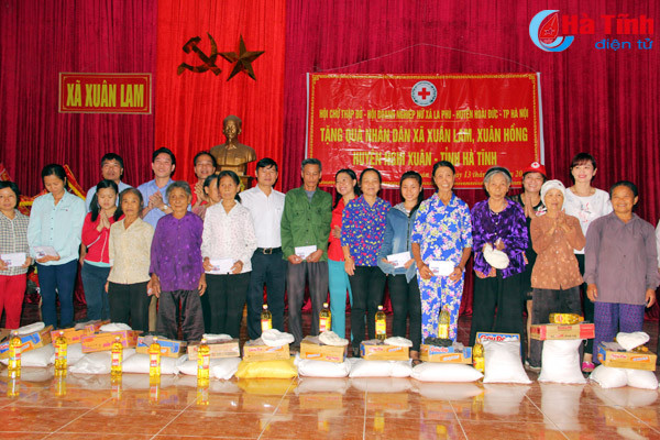 trao 200 suat qua ho tro nguoi dan anh huong mua bao