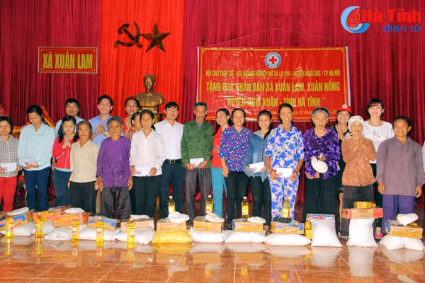 trao 200 suat qua ho tro nguoi dan anh huong mua bao